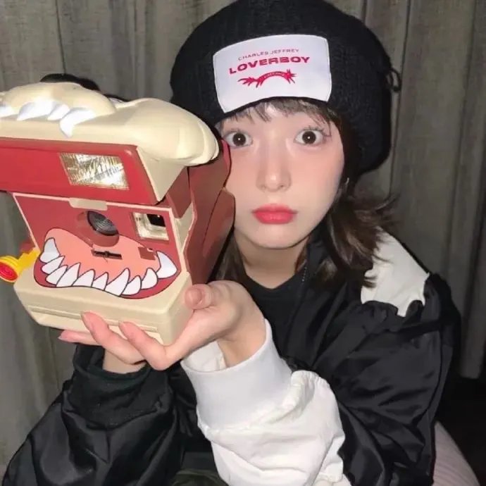 坐推土机的少女